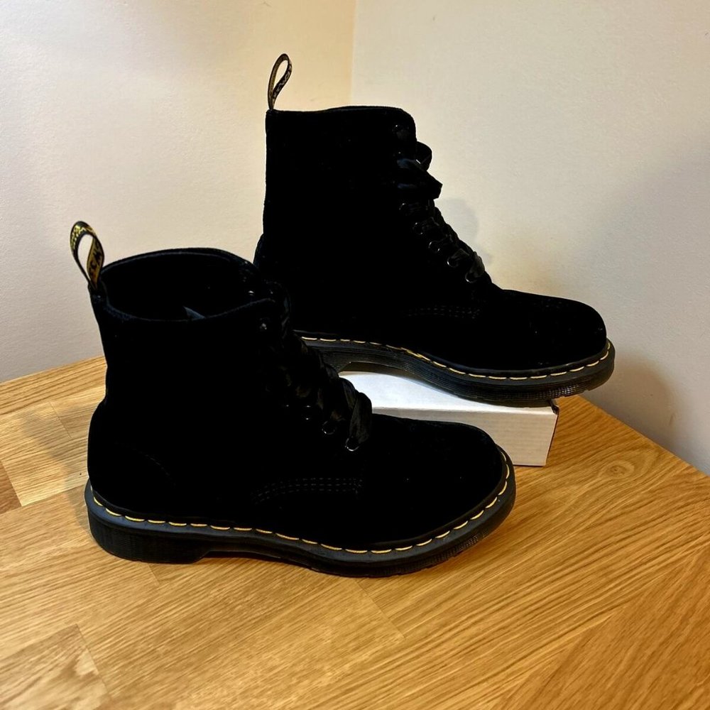 Dr. Martens 1460 Pascal Black Velvet Women’s Boots US 8 *RARE 90's Find*